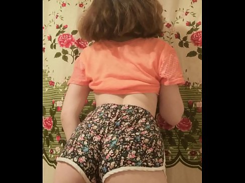 ❤️ セクシーな若いベイブがカメラでショーツを脱ぐ ポルノ ❌️