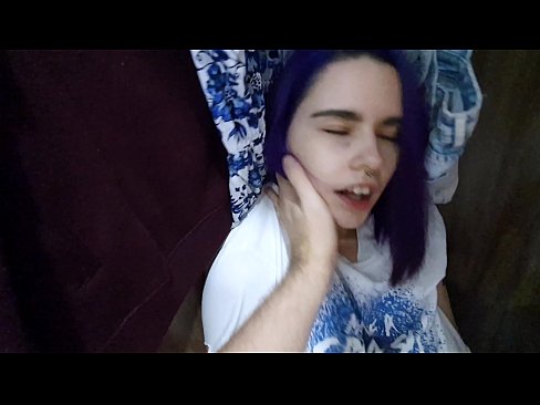 ❤️ 押し入れの中の姉ちゃんを発見し、イクのを手伝う ポルノ ❌️
